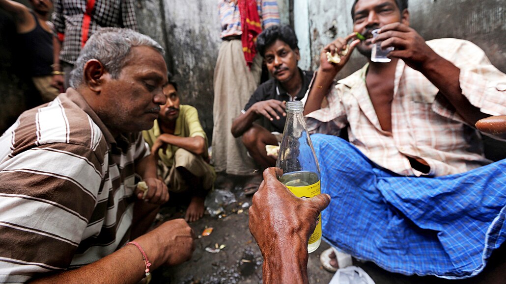 Indové popíjejí domácí alkohol. (23. íjna 2013)