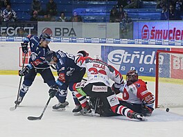Hokejov extraliga, 16. kolo: Plze - Pardubice. Gustaf Thorell (12) z Plzn...