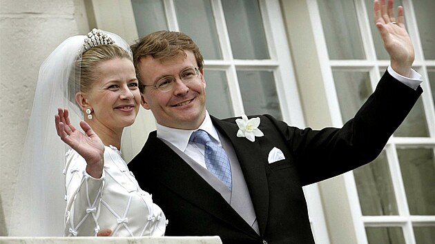 Nizozemsk princ Johan Friso kyne poddanm na svatb s Mabel Wisse Smitovou (24. dubna 2004)