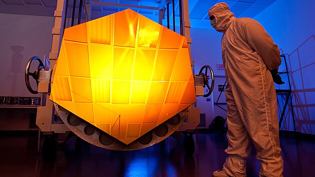 Vesmrn dalekohled Jamese Webba m zrcadlo z 18 estihelnkovch segment z pozlacenho berylia. Jeho sbrn plocha je vc ne estkrt vt ne u Hubbleova teleskopu. 