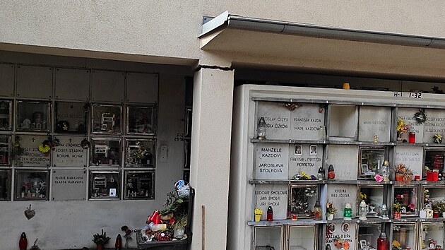 Poškozené kolumbárium na karlovarském hřbitově v Rybářích.