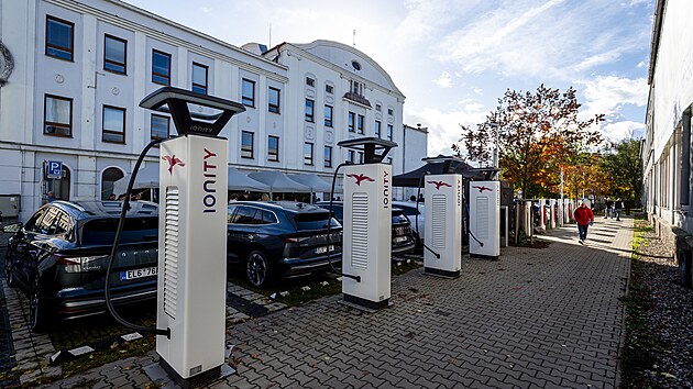 Prvn nabjec hub pro elektromobily v esku napjen pouze obnovitelnou elektinou oficiln oteveli 21. jna 2021 v Lovosicch na Litomicku.