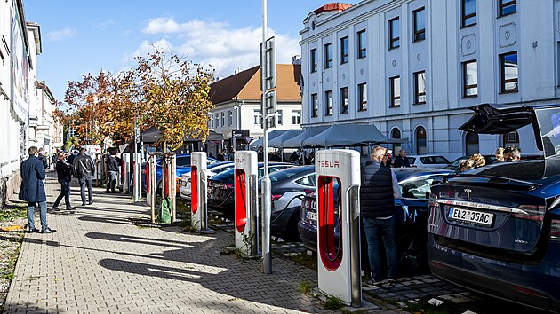 Prvn nabjec hub pro elektromobily v esku napjen pouze obnovitelnou elektinou oficiln oteveli 21. jna 2021 v Lovosicch na Litomicku