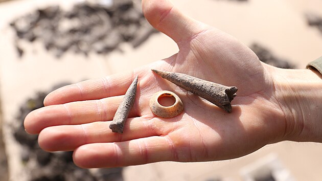 Nalezli jsme zde pozstatky ntick kultury, tedy zbytky keramiky, kostn nstroje  napklad dla  a zvec kosti. Nejhez nlez je kostn krouek, kter byl pravdpodobn soust nhrdelnku, kaj archeologov.