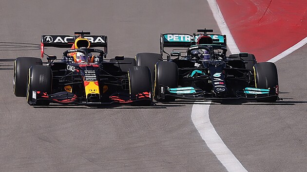 Max Verstappen (vlevo) z Red Bullu a Lewis Hamilton z Mercedesu jedou vedle sebe na zatku Velk ceny USA.