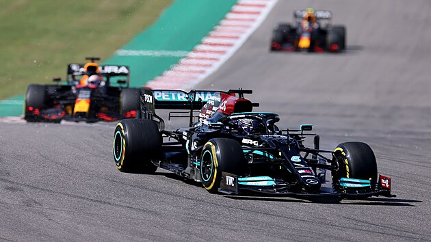Lewis Hamilton z Mercedesu jede Velkou cenu USA, na zatku zvodu se dostal ped Maxe Verstappena z Red Bullu.
