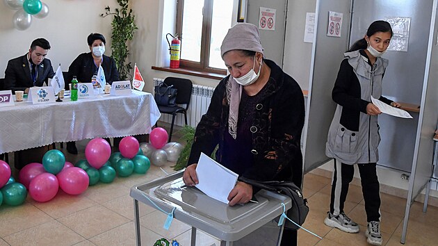 Prezidentsk volby v Uzbekistnu provz od rna vysok ast. Dky tomu bude zajitno, e hlasovn bude platn. (24. jna 2021)