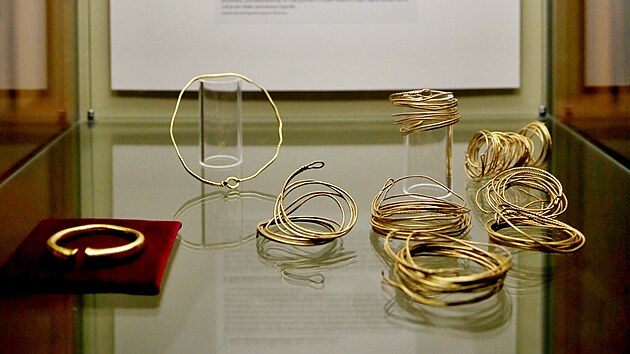 Nejvt zlat perky, kter byly v poslednch sedmdesti letech nalezeny na Morav, mimodn vystavuje Muzeum msta Brna na pilberku.