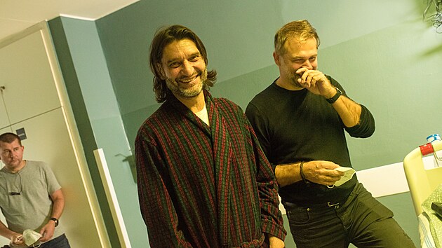 Reisr filmu Dv slova jako kl Dan Svtek (vpravo) a herec Ivan Frank, kter ztvrnil hlavn postavu, vtvarnka Tome (jen 2021).