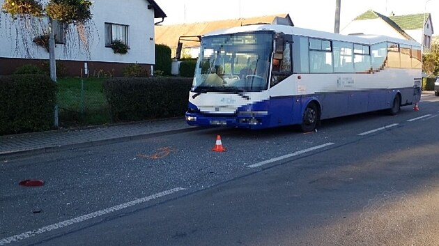 Řidič autobusu nedobrzdil a narazil do osobního auta, které odbočovalo.