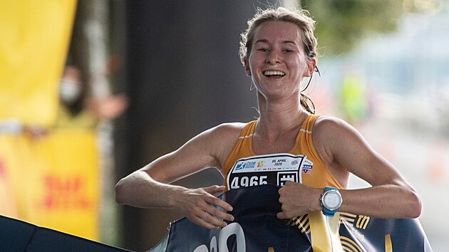 Moira Stewartová jako vítězka slovenského šampionátu v půlmaratonu. Moira Stewartová jako vítězka slovenského šampionátu v půlmaratonu.