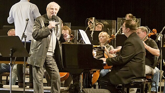 Plzeňský rodák Jiří Suchý a Jitka Molavcová vystoupili v Měšťanské besedě v Plzni v rámci cross-over koncertu Plzeňské filharmonie. (21. 10. 2021)