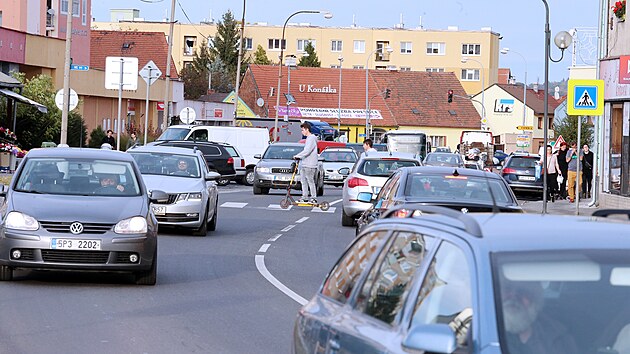 Hust doprava veden stedem msta stoj za zvenm zneitnm ovzdu v Peticch na Plzesku. (20. 10. 2021)