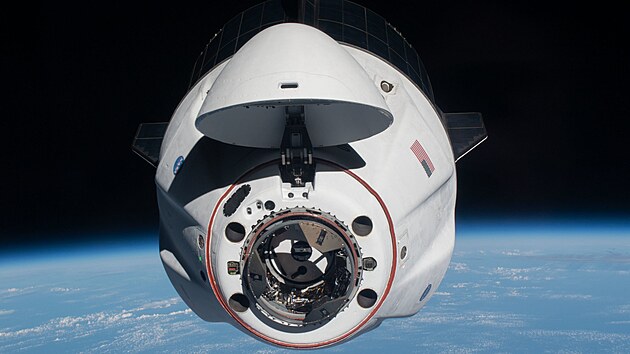 Crew Dragon Endeavour s odklopenou pikou bhem dokovn u ISS pi misi Crew-2