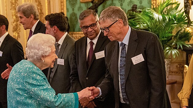 Krlovna Albta II. a Bill Gates (Windsor, 19. jna 2021)
