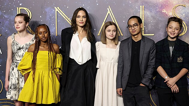 Angelina Jolie a jej dti Shiloh, Zahara, Vivienne, Maddox a Knox (Londn, 27. jna 2021)