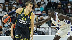 Jan Veselý (vlevo) z Fenerbahce na hřišti Realu Madrid. Jan Veselý (vlevo) z Fenerbahce na hřišti Realu Madrid.