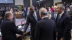 Zasedání ministrů obrany NATO. Šéf Pentagonu Lloyd Austin (uprostřed) se zdravé... Zasedání ministrů obrany NATO. Šéf Pentagonu Lloyd Austin (uprostřed) se zdravé...