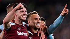 Declan Rice (vlevo) a Jarrod Bowen (vpravo) z West Hamu slaví gól v duelu... Declan Rice (vlevo) a Jarrod Bowen (vpravo) z West Hamu slaví gól v duelu...
