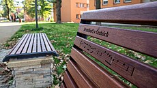 Lavičky ve Smetanově sadu v ostravském obvodu Mariánské Hory a Hulváky odkazují... Lavičky ve Smetanově sadu v ostravském obvodu Mariánské Hory a Hulváky odkazují...