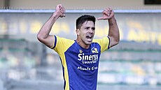 Giovanni Simeone z Verony slaví gól proti Laziu. Giovanni Simeone z Verony slaví gól proti Laziu.