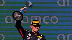 Max Verstappen z Red Bullu se raduje s trofejí pro vítze Velké ceny USA.