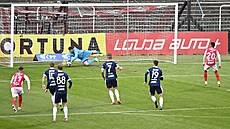 Pardubický Cadu neproměňuje v utkání 12. kola Fortuna ligy proti Zlínu penaltu. Pardubický Cadu neproměňuje v utkání 12. kola Fortuna ligy proti Zlínu penaltu.