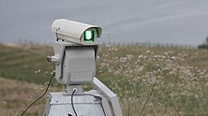 Zelený paprsek laseru chránící vinice děsí ptáky, pohybuje se však příliš... Zelený paprsek laseru chránící vinice děsí ptáky, pohybuje se však příliš...