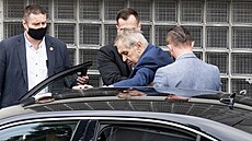 Prezident Miloš Zeman ve středu dopoledne opustil Ústřední vojenskou nemocnici... Prezident Miloš Zeman ve středu dopoledne opustil Ústřední vojenskou nemocnici...