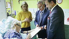 Snímek z videa, které zveřejnil Vratislav Mynář, aby dokázal, že podepsal... Snímek z videa, které zveřejnil Vratislav Mynář, aby dokázal, že podepsal...