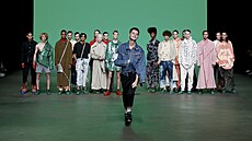 Přehlídka Jana Černého v Amsterodamu, návrhář jde vpředu (16. července 2017) Přehlídka Jana Černého v Amsterodamu, návrhář jde vpředu (16. července 2017)