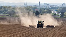 Mrana prachu za traktorem na polích u Kelova nedaleko Olomouce. Zemdlci...