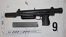 Policisté z NCOZ zadrželi na jižní Moravě sedm členů organizované skupiny,... Policisté z NCOZ zadrželi na jižní Moravě sedm členů organizované skupiny,...