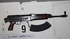 Policisté z NCOZ zadrželi na jižní Moravě sedm členů organizované skupiny,... Policisté z NCOZ zadrželi na jižní Moravě sedm členů organizované skupiny,...