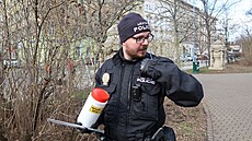 Strážníci dvakrát do roka pravidelně čistí celé Brno od jehel. Strážníci dvakrát do roka pravidelně čistí celé Brno od jehel.
