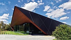 Architektonické řešení prostorné bazénové haly a wellness umožňuje optické... Architektonické řešení prostorné bazénové haly a wellness umožňuje optické...