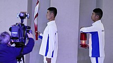 Činští dobrovolníci s pochodní s olympijským ohněm. Činští dobrovolníci s pochodní s olympijským ohněm.
