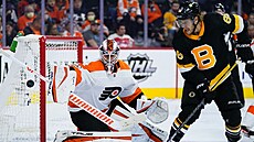 Brankář Martin Jones z Philadelphie likviduje šanci Davida Pastrňáka z Bostonu. Brankář Martin Jones z Philadelphie likviduje šanci Davida Pastrňáka z Bostonu.