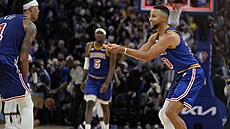 Stephen Curry (vpravo) z Golden State se raduje z úspěšné akce se spoluhráčem... Stephen Curry (vpravo) z Golden State se raduje z úspěšné akce se spoluhráčem...