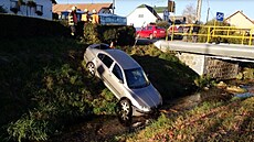Auto skončilo po nehodě v potoce. Auto skončilo po nehodě v potoce.