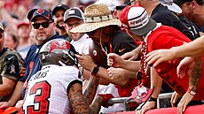Mike Evans (13) z Tampa Bay Buccaneers daroval fanouškovi míč, který darovat... Mike Evans (13) z Tampa Bay Buccaneers daroval fanouškovi míč, který darovat...