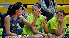 Dragana Stankovičová (vlevo) a María Condeová z USK Praha se domlouvají,... Dragana Stankovičová (vlevo) a María Condeová z USK Praha se domlouvají,...