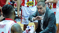 Dino Repeša hovoří ke svým pardubickým svěřencům. Dino Repeša hovoří ke svým pardubickým svěřencům.
