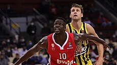 Moustapha Fall (vlevo) z Olympiakosu a Jan Veselý z Fenerbahce bojují o pozici. Moustapha Fall (vlevo) z Olympiakosu a Jan Veselý z Fenerbahce bojují o pozici.