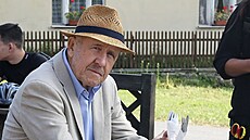 Petr Nárožný v seriálu Hvězdy nad hlavou (2021) Petr Nárožný v seriálu Hvězdy nad hlavou (2021)