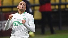 Radost alžírského fotbalisty St. Étienne Vahbího Chazrího, který se v utkání... Radost alžírského fotbalisty St. Étienne Vahbího Chazrího, který se v utkání...