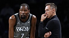 Kevin Durant z Brooklynu a trenér Steve Nash. Kevin Durant z Brooklynu a trenér Steve Nash.