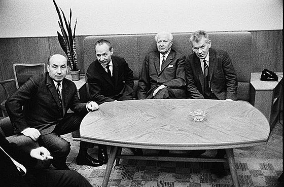 Ostravský rodák Oldich erník sedí úpln vlevo spolen s dalími protagonisty Praského jara v roce 1968 Alexandrem Dubekem, Ludvíkem Svobodou a Josefem Smrkovským.