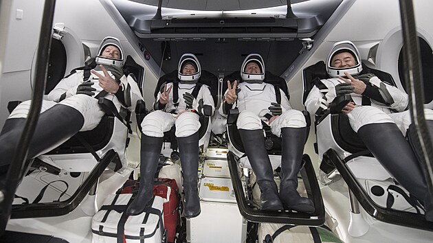 Posádka lodi Crew Dragon po pobytu ve vesmíru. Na ISS strávila 200 dní. (8. listopadu 2021)