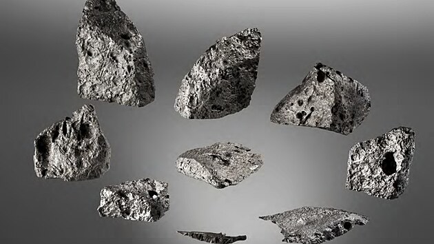 Soubor kylešovickıch meteoritů, kterımi si lovci před osmnácti tisíci lety obložili své ohniště.
